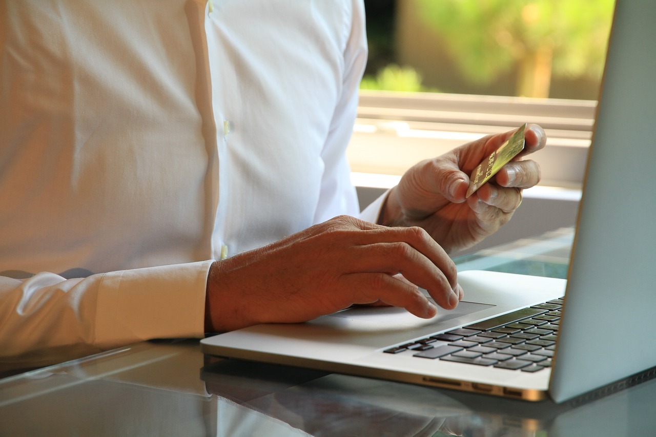 Platbám převodem v internetových obchodech odzvonilo. Neoslovuje už Pražany ani vysokoškolsky vzdělané